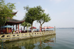 相聚西湖边,友谊与美景的交融